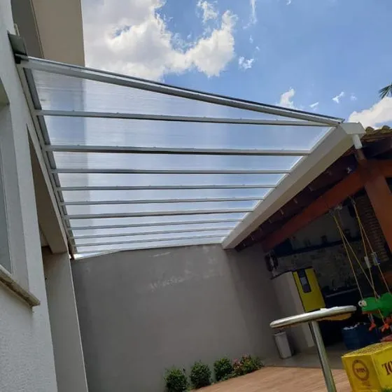 Cobertura de Policarbonato Alveolar em Porto Ferreira SP — Instalação em garagem residencial