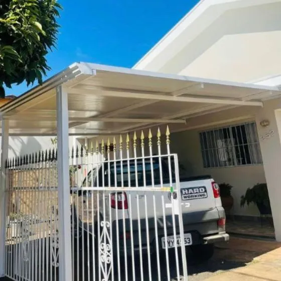 Cobertura de Telha Metálica Forro em Porto Ferreira SP Cobertura de Telha Metálica Forro em Porto Ferreira SP — Instalação em garagem residencial