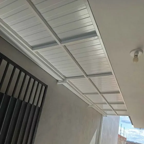 Cobertura de Telha Metálica Forro em Porto Ferreira SP Cobertura de Telha Metálica Forro em Porto Ferreira SP — Cobertura com calha lateral para escoamento