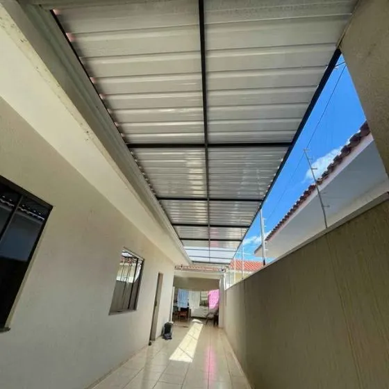 Cobertura de Telha Sanduíche em Porto Ferreira SP — Instalação em garagem residencial