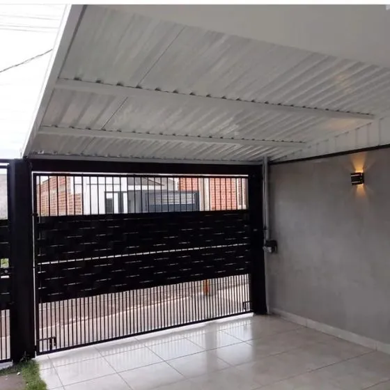 Cobertura de Telha Sanduíche em Porto Ferreira SP — Cobertura em quintal residencial coberto