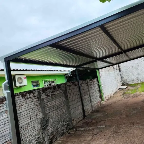 Cobertura de Telha Sanduíche em Porto Ferreira SP — Instalação em estacionamento