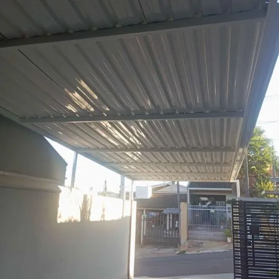 Cobertura de Telha Sanduíche em Porto Ferreira SP — Instalação em fachada comercial