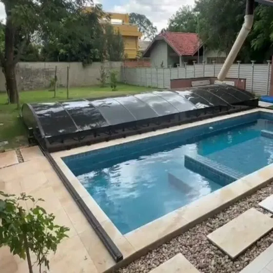 Cobertura Retrátil para Piscina em Porto Ferreira SP Cobertura Retrátil para Piscina em Porto Ferreira SP — Instalação em área gourmet com churrasqueira