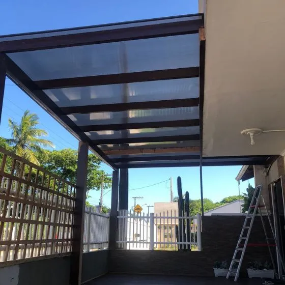 Pergolado de Alumínio com Policarbonato em Porto Ferreira SP — Cobertura em pátio de comércio com mesas externas