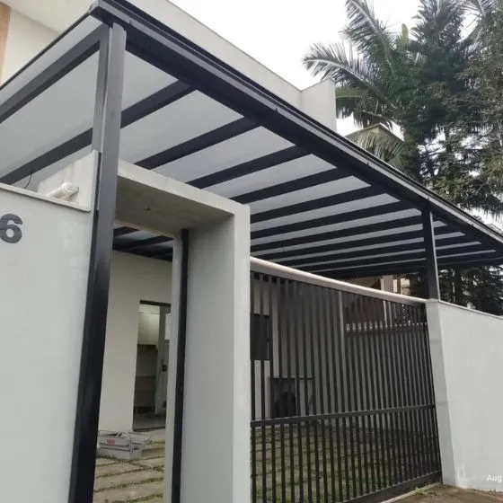 Pergolado Fixo de Ferro em Porto Ferreira SP — Cobertura em pátio de comércio com mesas externas