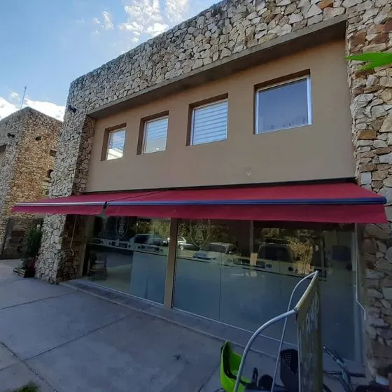 Toldo Articulado em Porto Ferreira SP — Instalação em fachada comercial