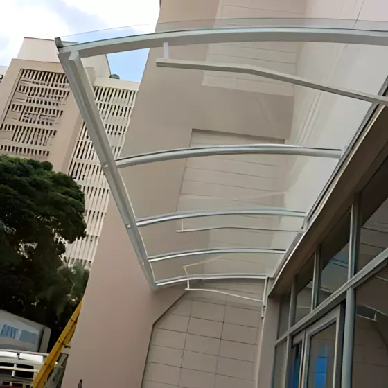 Toldo Fixo Policarbonato Compacto em Porto Ferreira SP — Instalação em garagem residencial