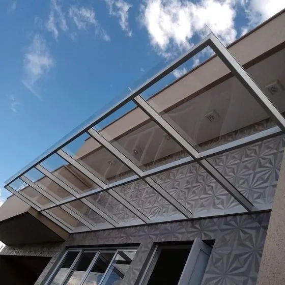 Toldo Fixo Policarbonato Compacto em Porto Ferreira SP — Cobertura com estrutura metálica reforçada