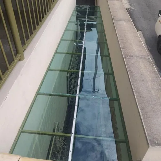 Toldo Fixo Policarbonato Compacto em Porto Ferreira SP — Cobertura com calha lateral para escoamento