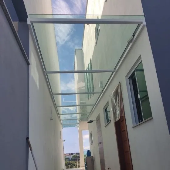 Toldo Fixo Policarbonato Compacto em Porto Ferreira SP — Instalação em fachada comercial
