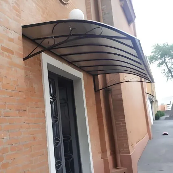 Toldo Policarbonato Alveolar em Porto Ferreira SP — Instalação em fachada comercial